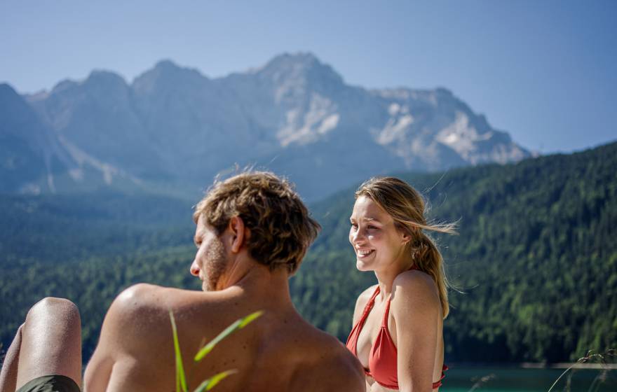 Paar beim Sonnenbaden am Eibsee am Fuße der Zugspitze
