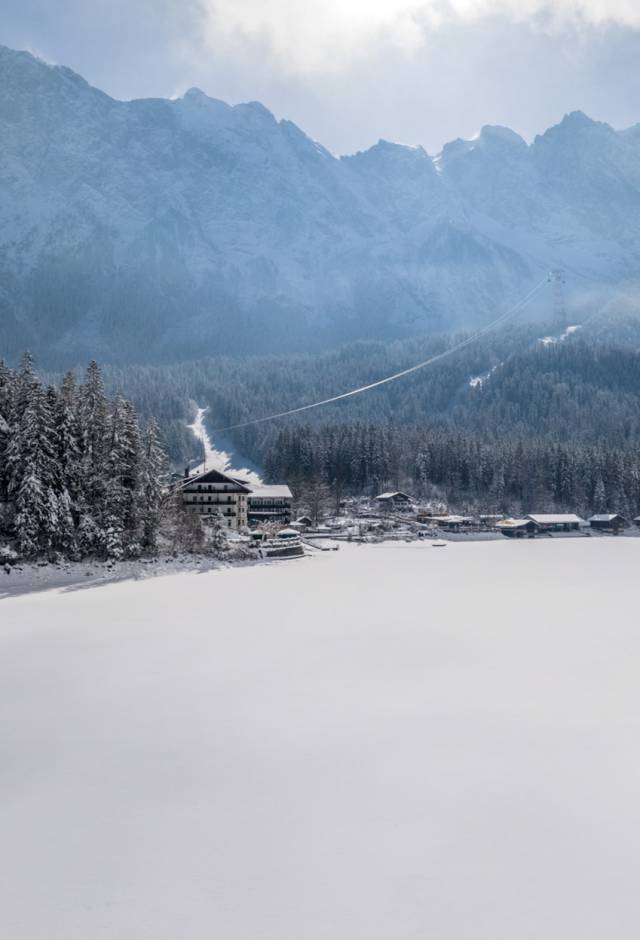 Zugefrorener Eibsee mit Blick auf das Eibsee Hotel