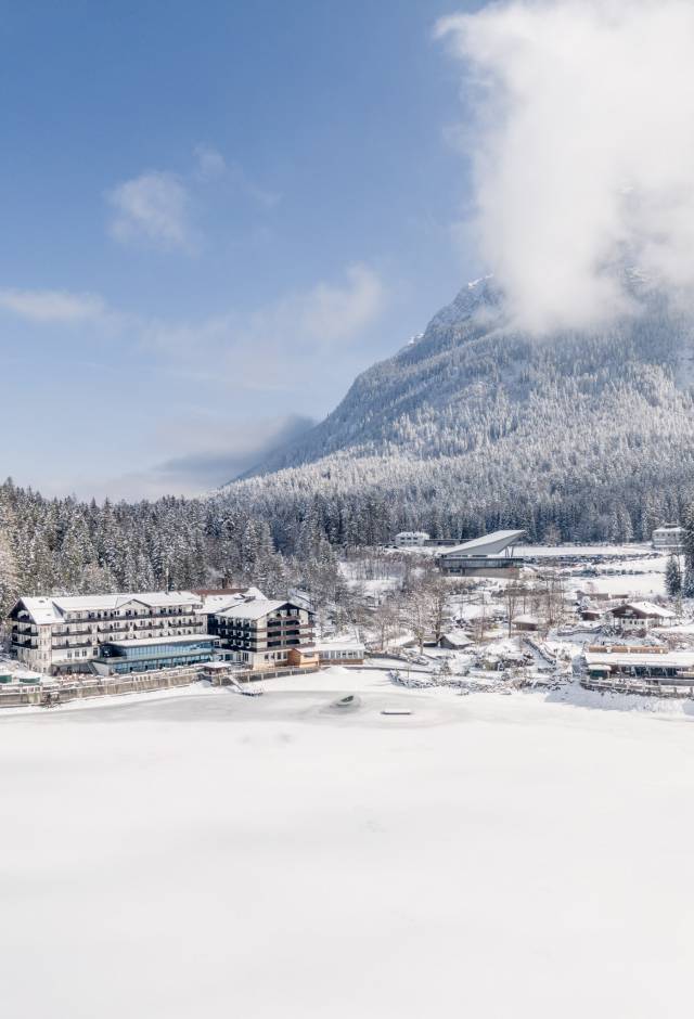 Eibsee und Hotel im Winter