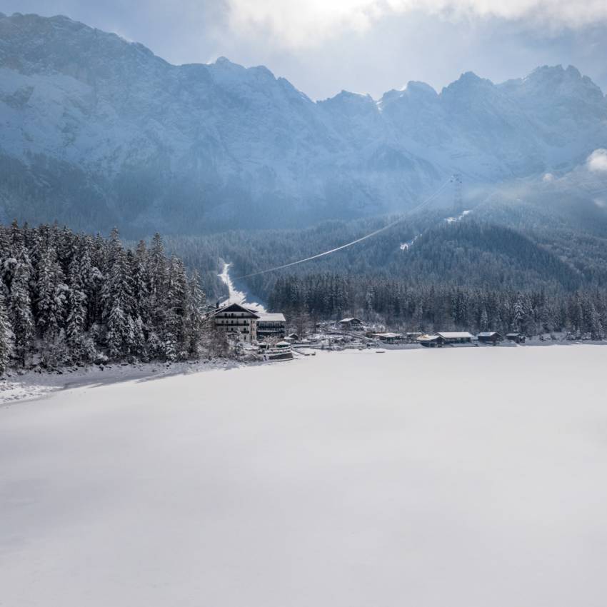 Zugefrorener Eibsee mit Blick auf das Eibsee Hotel