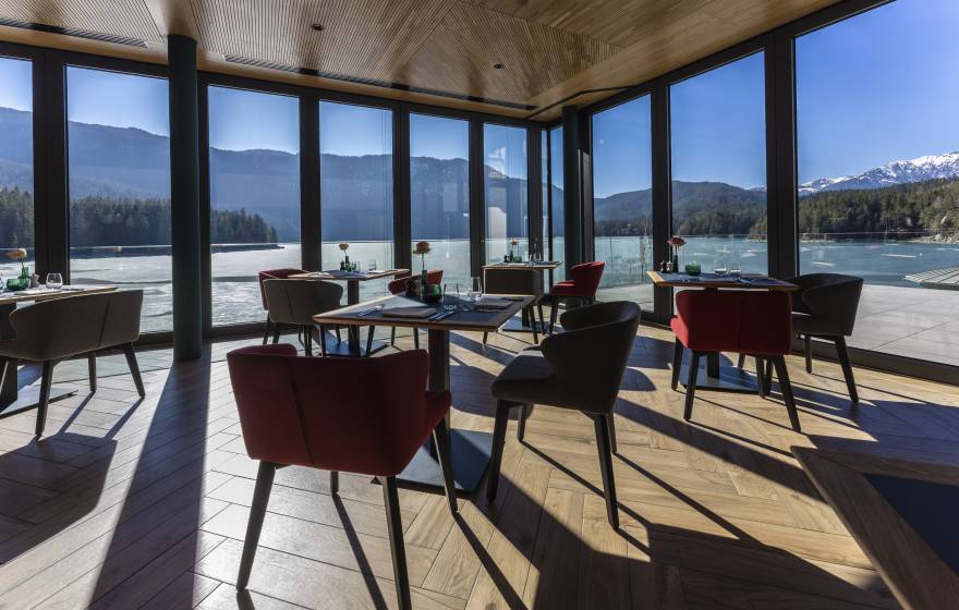 Hotel Restaurant mit Blick auf den Eibsee