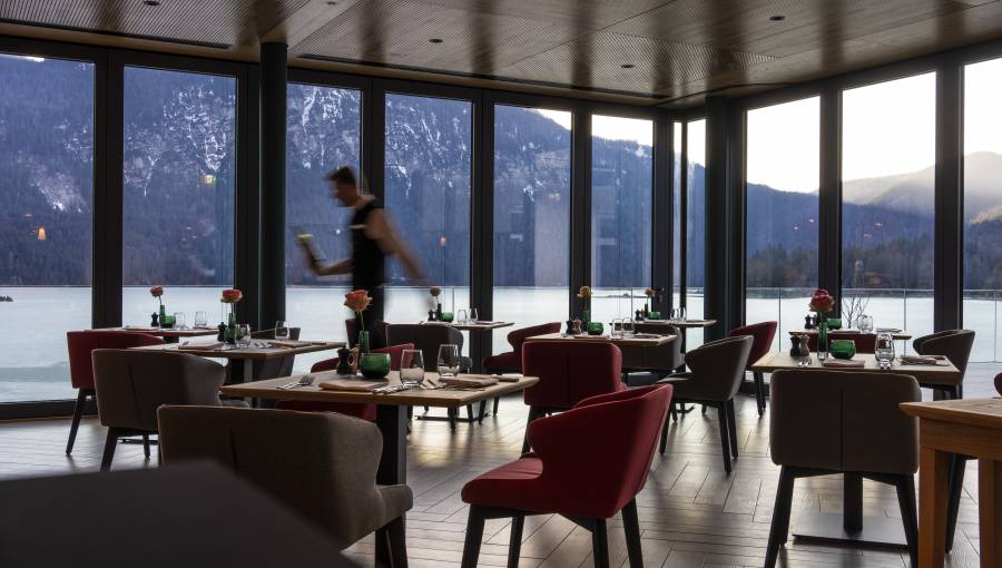 Restaurant mit Blick auf den Eibsee und Zugspitze