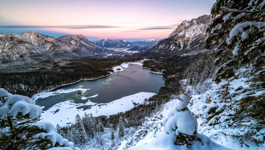 Eibsee im Winter mit Blick auf die Zugspitze